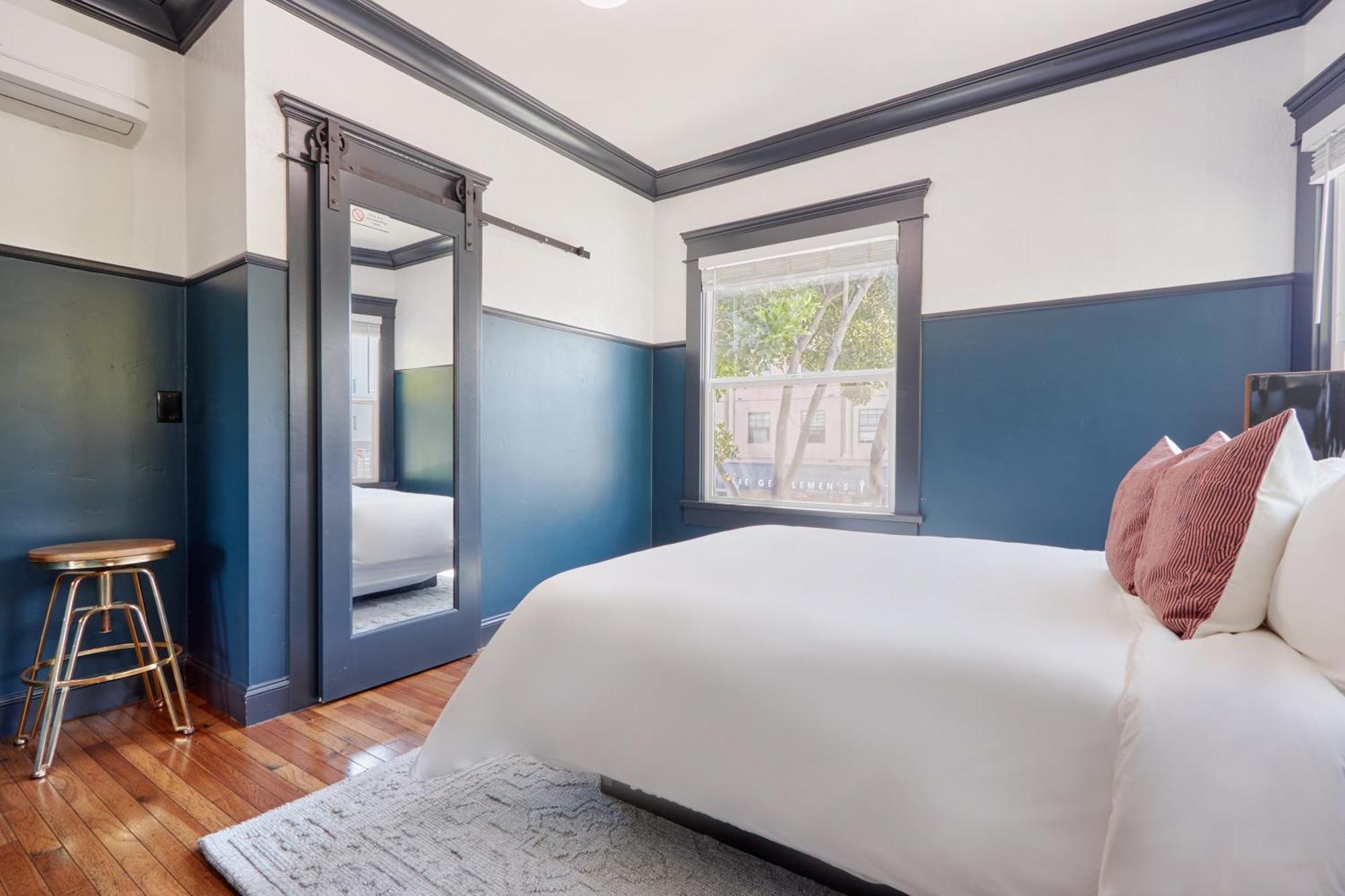 The Davis Downtown San Diego Room photo