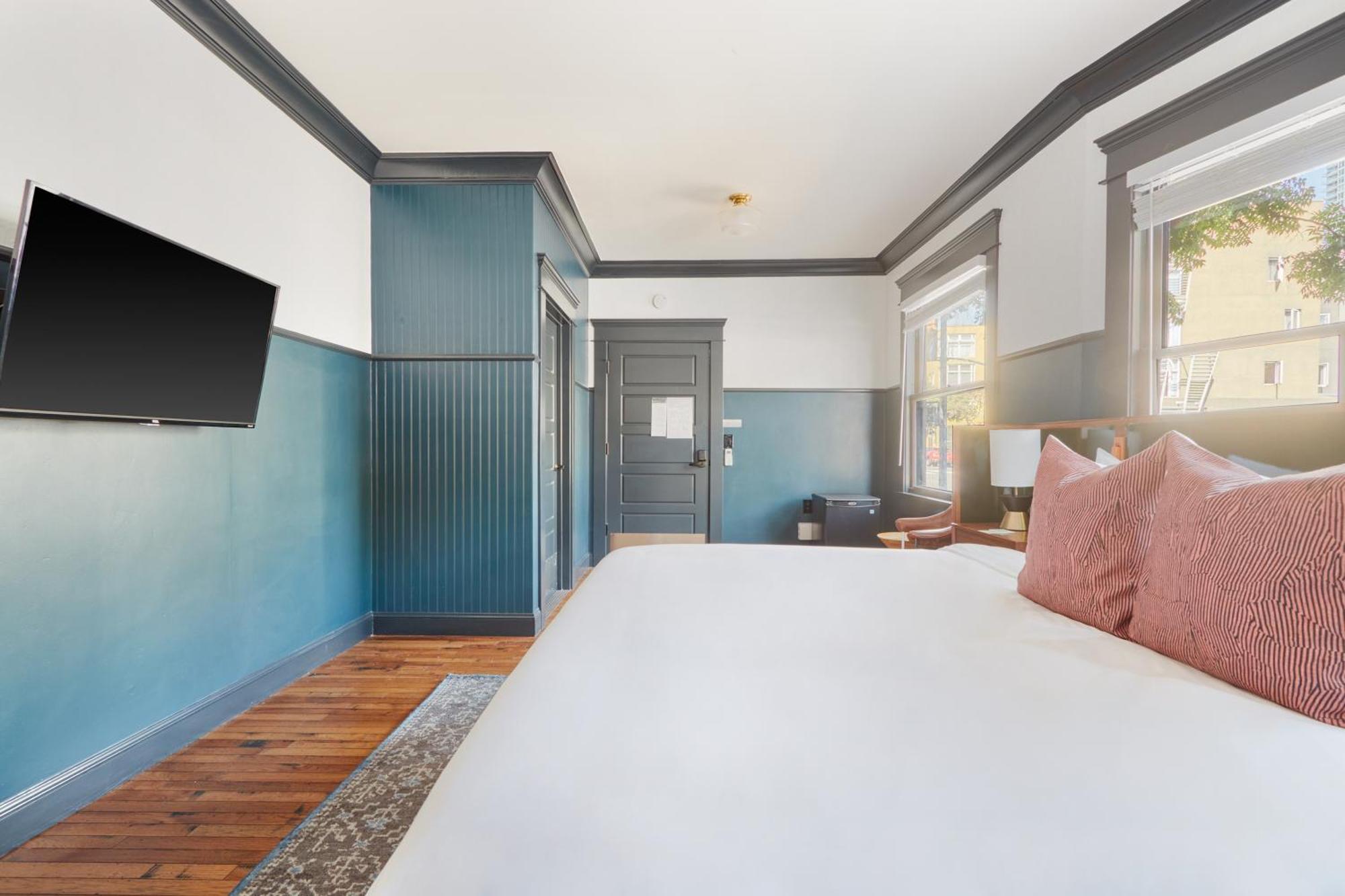 The Davis Downtown San Diego Room photo