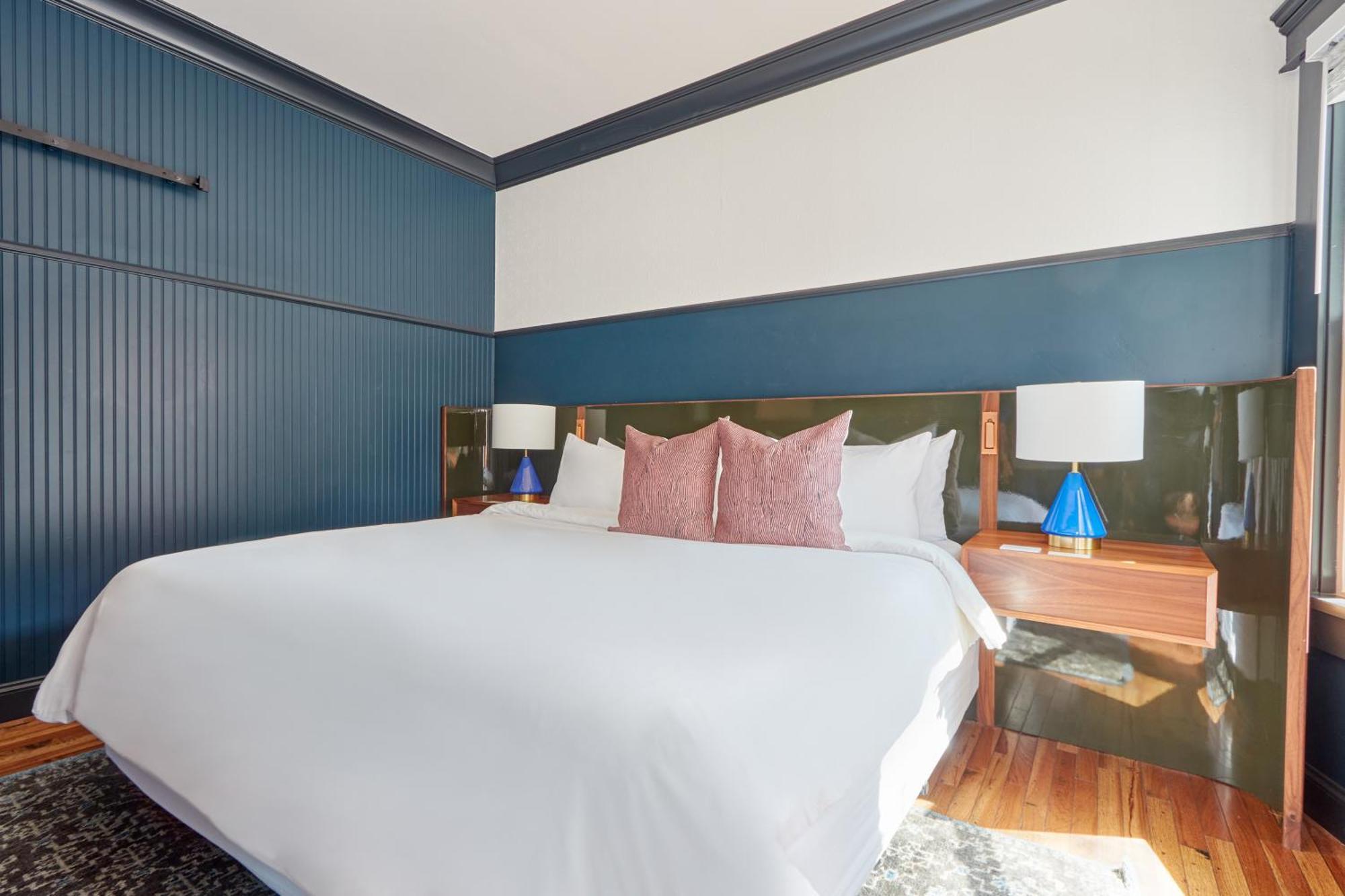 The Davis Downtown San Diego Room photo