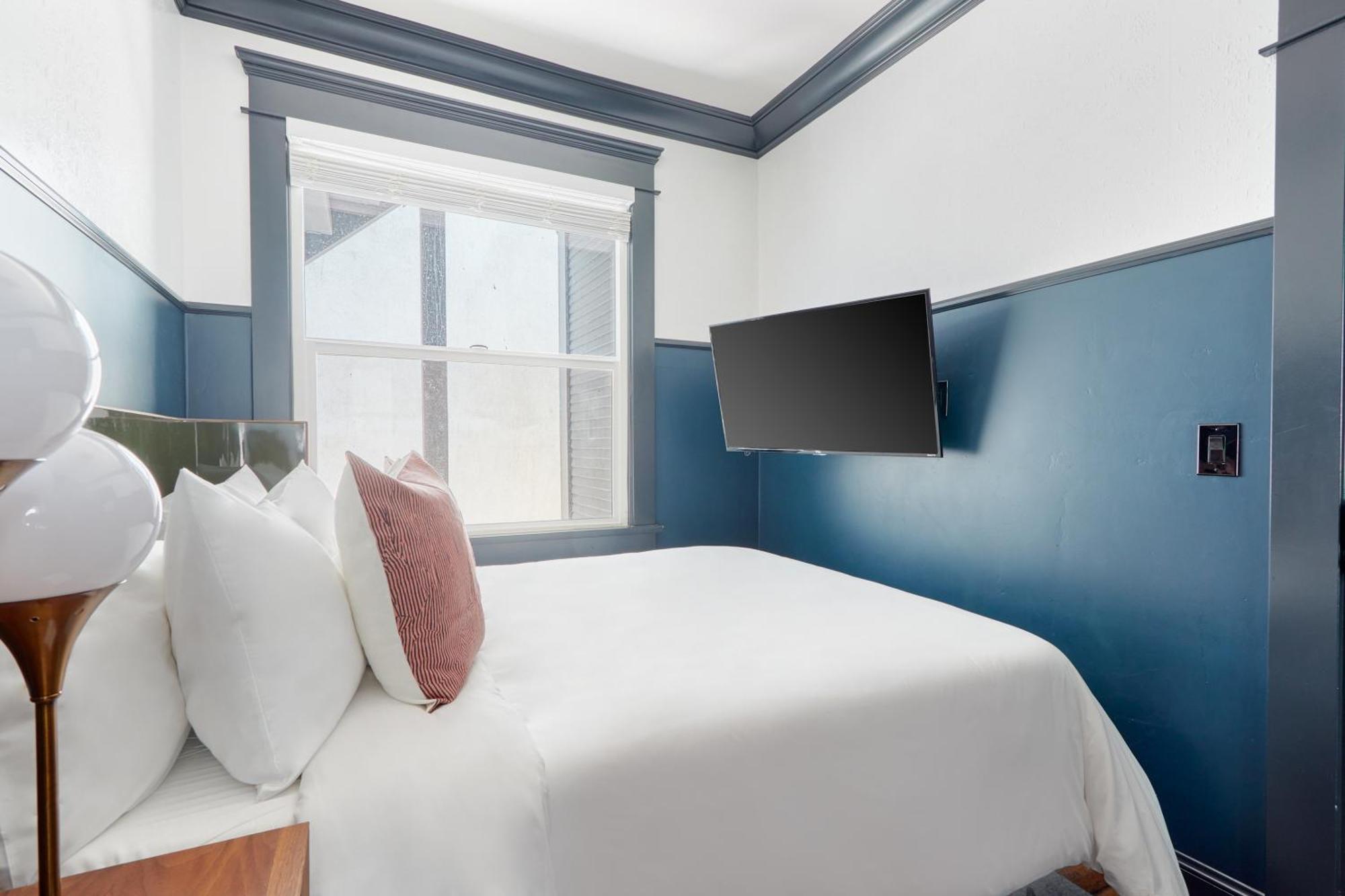 The Davis Downtown San Diego Room photo
