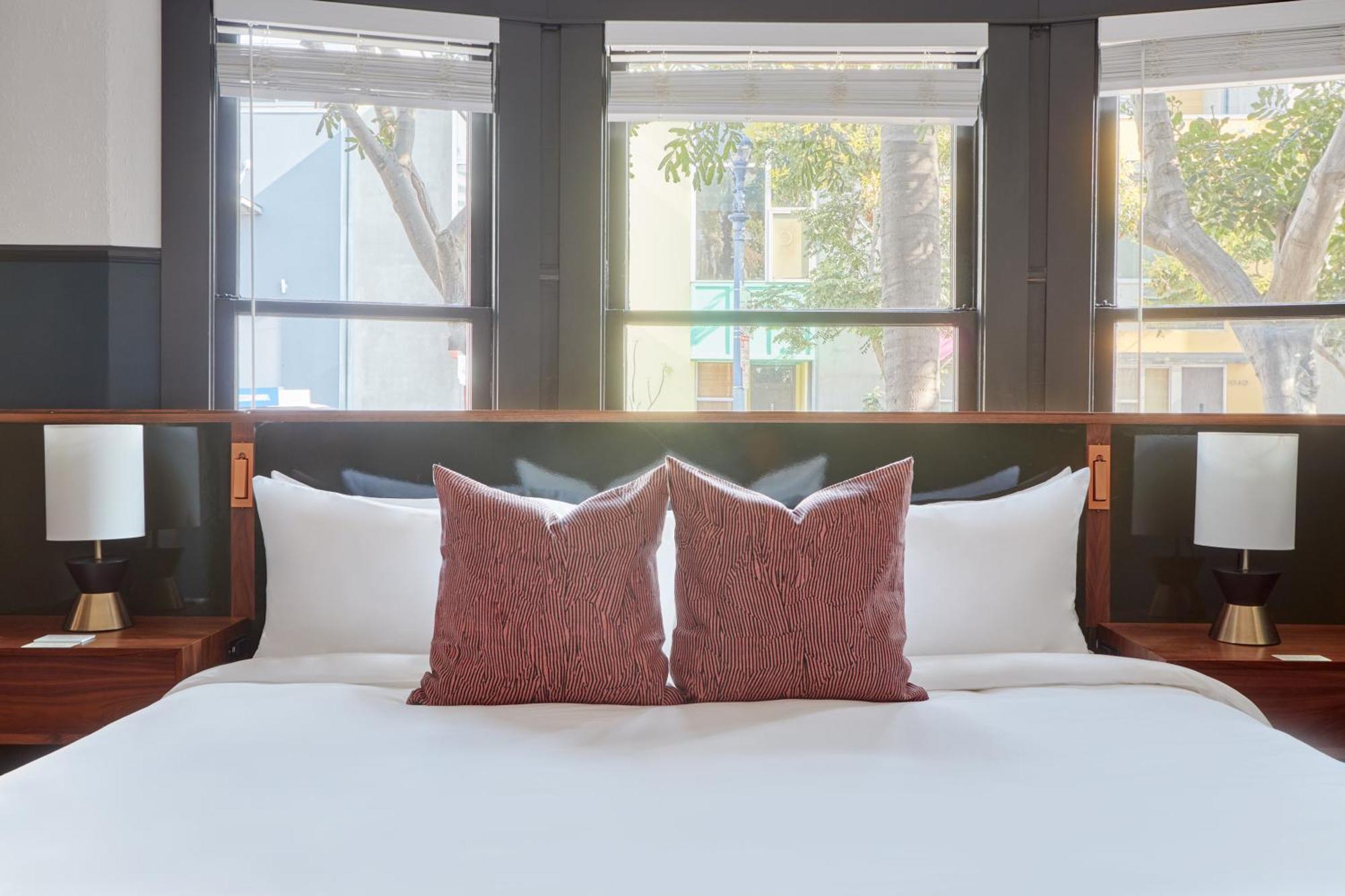 The Davis Downtown San Diego Room photo